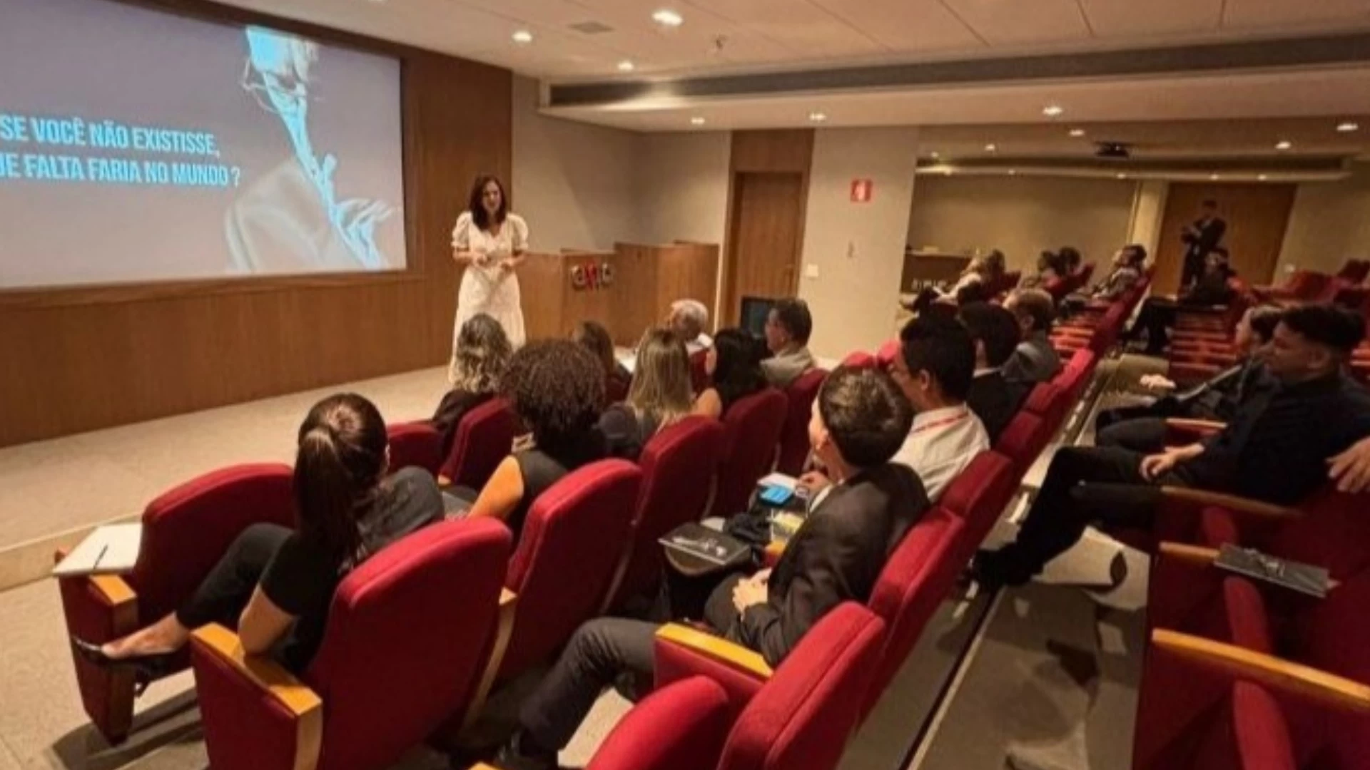Palestra sobre formação humanizada